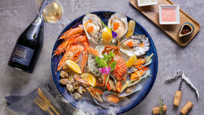 Обои картинки фото еда, рыбные блюда,  с морепродуктами, устрицы, креветки, краб, вино