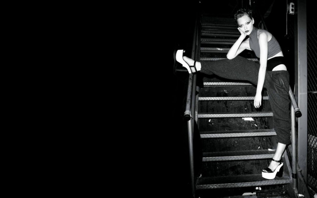 Обои картинки фото девушки, саша пивоварова, модель, черно-белая, топ, штаны, лестница