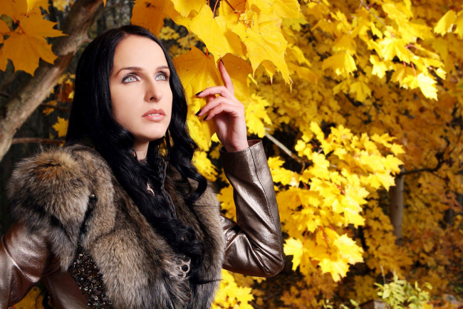 Обои картинки фото девушки, - брюнетки,  шатенки, осень, желтые, листья, брюнетка, мех