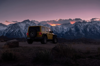 Картинка автомобили jeep вечер 2021 wrangler rubicon горы снежные вершины вид сзади желтый