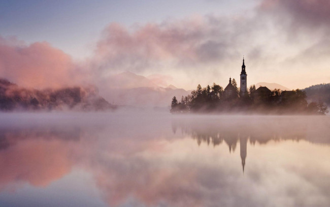 Обои картинки фото города, блед , словения, башня, остров, озеро, туман, горы