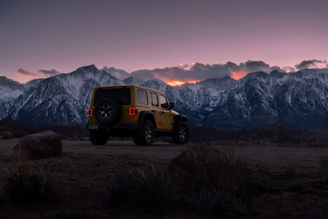 Обои картинки фото автомобили, jeep, вечер, 2021, wrangler, rubicon, горы, снежные, вершины, вид, сзади, желтый