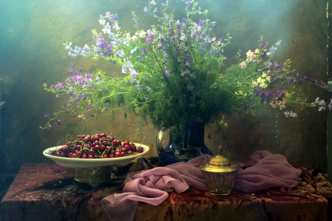Обои картинки фото еда, вишня,  черешня, букет, полевые, цветы, вишни, ваза