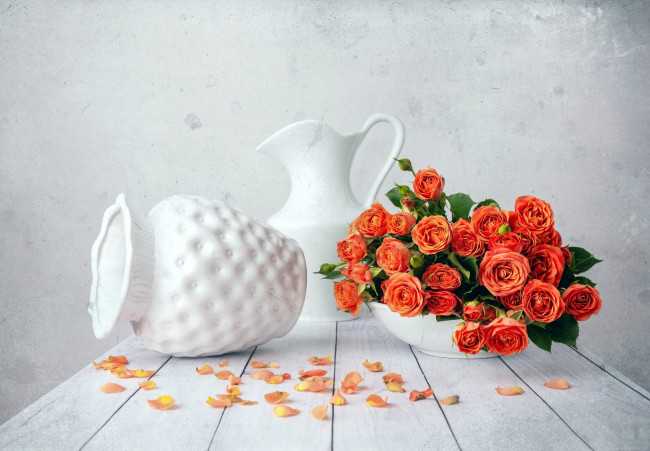 Обои картинки фото цветы, розы, кувшин, ваза, лепестки, букет