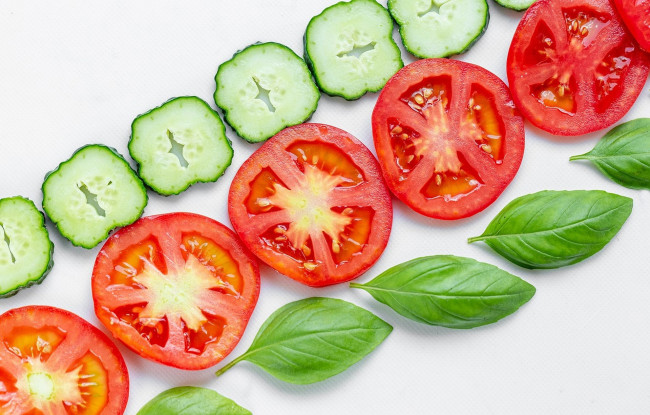 Обои картинки фото еда, овощи, огурцы, помидоры, базилик