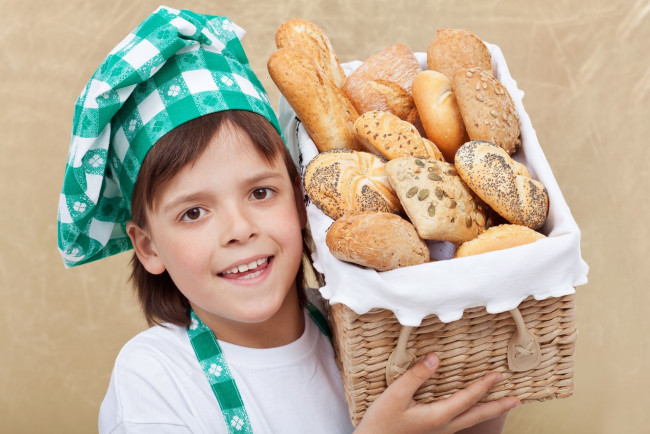 Обои картинки фото разное, дети, мальчик, пекарь, колпак, корзина, хлеб