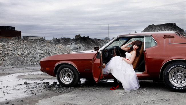 Обои картинки фото автомобили, авто, девушками, невеста, pin-up, красная, туфелька, брюнетка