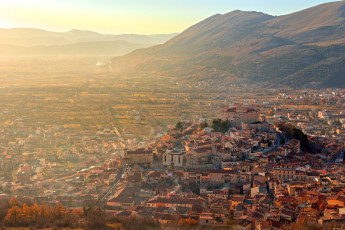 Картинка города панорамы celano абруццо италия здания горы Челано abruzzo italy