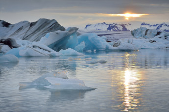 Картинка jokulsarlon lagoon iceland природа айсберги ледники atlantic ocean лагуна Ёкюльсаурлоун исландия атлантический океан льдины горы