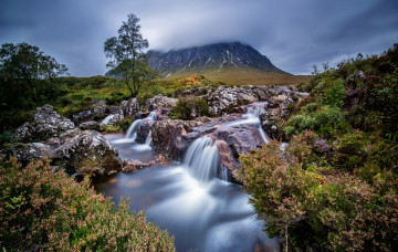обоя природа, реки, озера, ручей, гора, трава, камни, цветы, шотландия, scotland, glencoe, buachaille, etive, mor