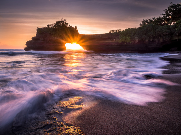 Обои картинки фото pura, batu, bolong, bali, indonesia, природа, побережье, арка, скала, закат, балийское, море, индонезия, бали, sea