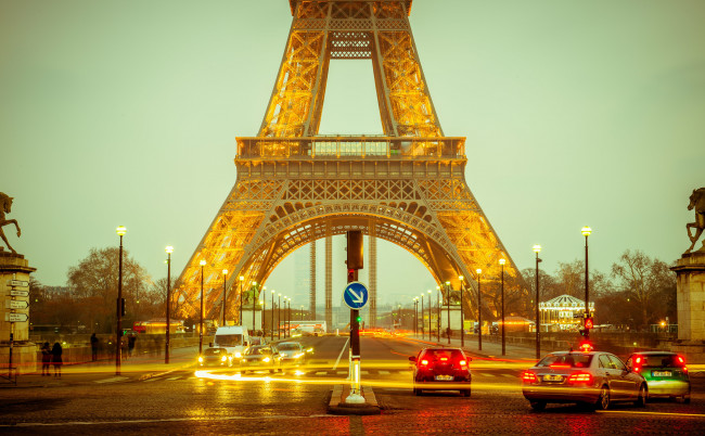 Обои картинки фото города, париж, франция, eiffel, tower, эйфелева, башня, дорога, paris, france, фонари, дорожный, знак, авто, машины