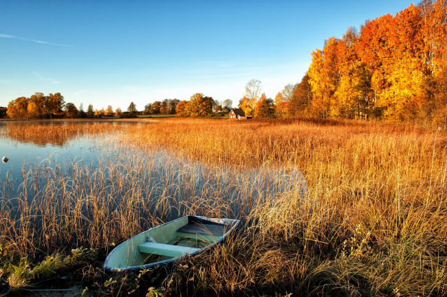 Обои картинки фото корабли, лодки, шлюпки, осень, озеро, лодка, деревья, домики