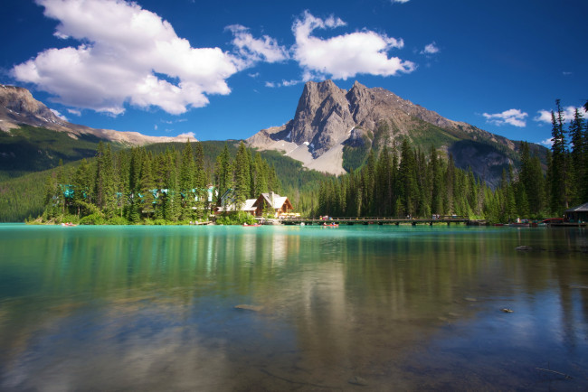 Обои картинки фото emerald, lake, yoho, np, canada, природа, реки, озера, дома, горы, озеро, парк, ели, лес