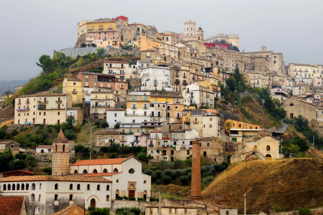 Обои картинки фото италия, калабрия, корильяно, калабро, города, здания, дома, корильяно-калабро, гора, панорама