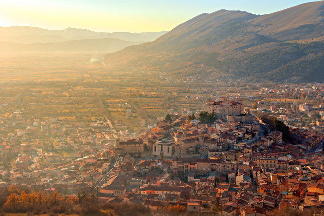Обои картинки фото города, панорамы, celano, абруццо, италия, здания, горы, Челано, abruzzo, italy