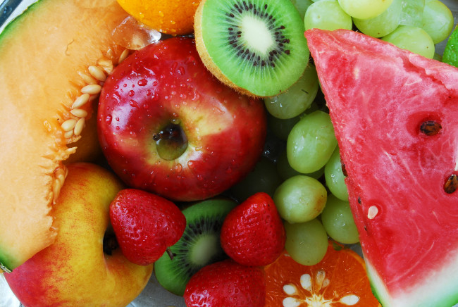 Обои картинки фото еда, фрукты, ягоды, яблоки, виноград, киви