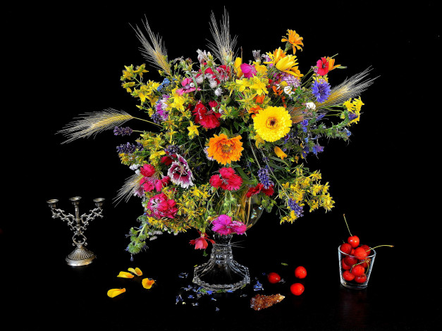 Обои картинки фото цветы, букеты,  композиции, черешня, ваза, букет, василек, люпин, герберы, гвоздики