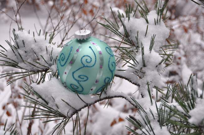 Обои картинки фото праздничные, украшения, рождество, новый, год, украшение, шар, иголки, сосна, снег, зима