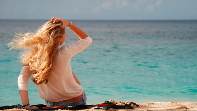 Обои картинки фото девушки, -unsort , блондинки, блондинка, ветер, берег, море, песок, свитер