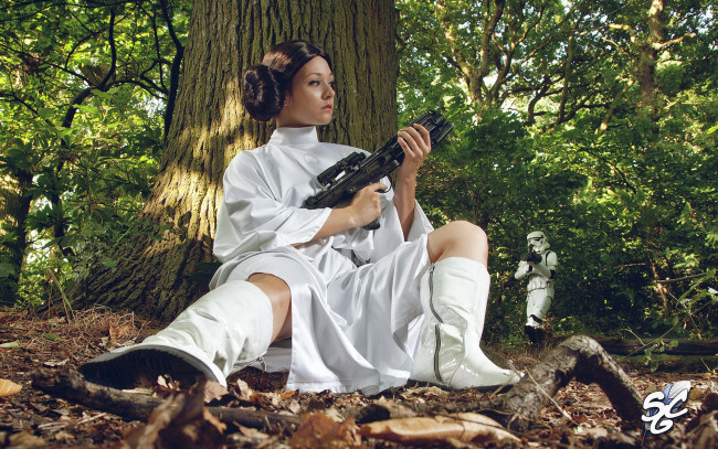 Обои картинки фото разное, cosplay , косплей, лес, штурмовик, оружие, девушка, leia, star, wars