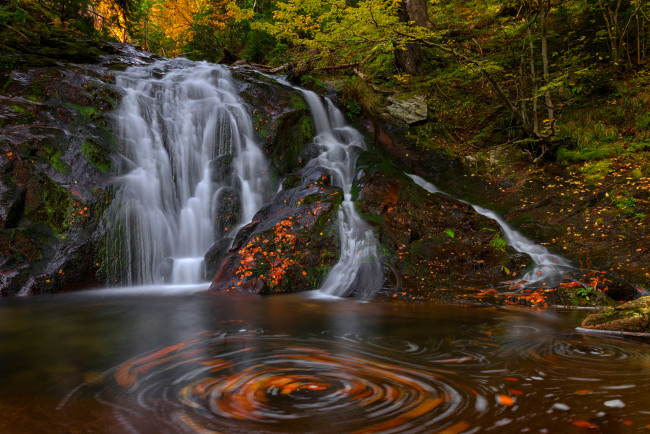 Обои картинки фото природа, водопады, лес, осень, поток, водопад