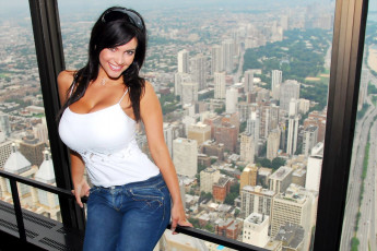 Картинка девушки denise+milani брюнетка майка джинсы окно панорама город