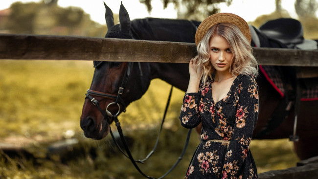 Обои картинки фото девушки, - блондинки,  светловолосые, шляпка, платье, лошадь, виктория, бачурина