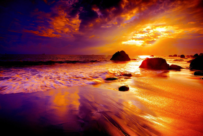 Обои картинки фото природа, восходы, закаты, закат, море, берег, вода, отражение, золото, лучи, небо, тучи, облака, золотой, солнце