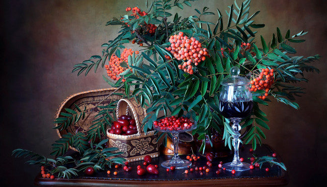 Обои картинки фото еда, фрукты,  ягоды, рябина, клюква, вино