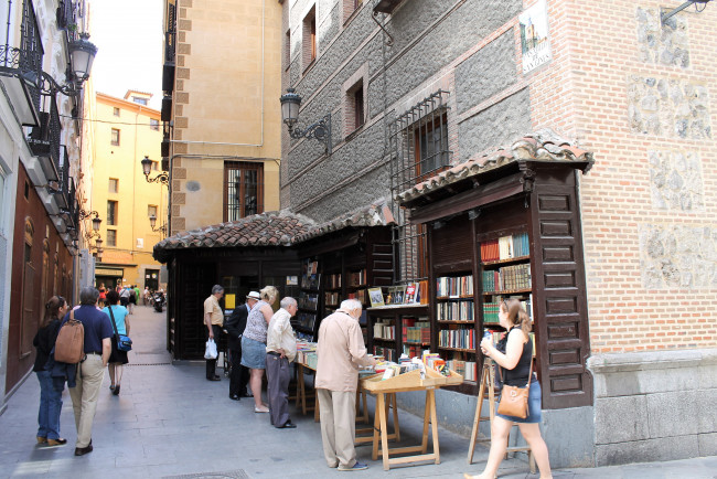 Обои картинки фото города, мадрид , испания, улица, книги, люди