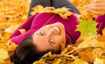 Картинка девушки -+брюнетки +шатенки шатенка свитер джинсы листья осень