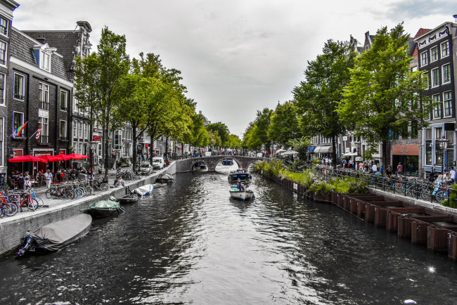 Обои картинки фото города, амстердам , нидерланды, канал, мост, набережная, туристы, лодки