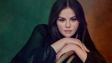 обоя selena gomez netflix queue, девушки, selena gomez, ceлeна, гомез, певица, актриса, кинoстудия, фoтoсeссия