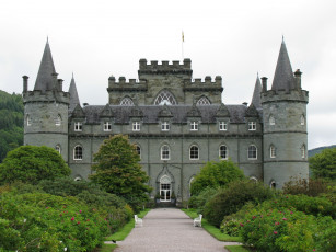 обоя scotland, inveraray, castle, города, дворцы, замки, крепости, скамейки, башни, замок, кусты