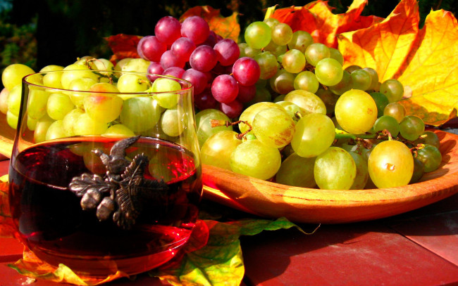 Обои картинки фото еда, виноград, листья, вино, стакан
