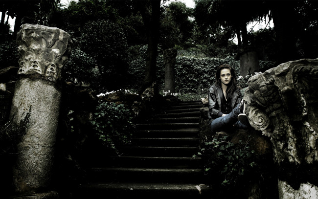 Обои картинки фото Kristen Stewart, девушки, , , лестница, деревья
