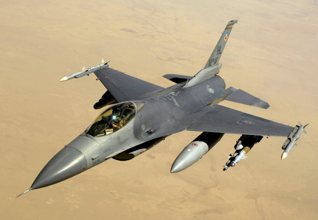 Обои картинки фото авиация, боевые, самолёты, falcon, пустыня, f-16, небо