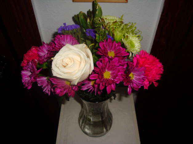 Обои картинки фото цветы, букеты, композиции, букет, розы, астры, ваза