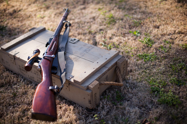 Обои картинки фото оружие, винтовкиружьямушкетывинчестеры, снайперская, m91-30, трава, ящик, мосина, винтовка