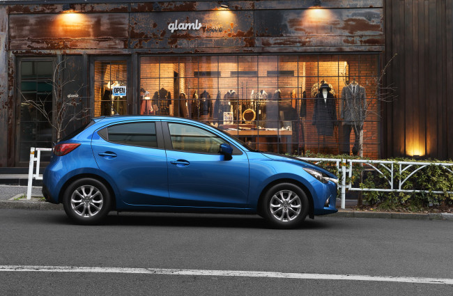 Обои картинки фото 2015 mazda2, автомобили, mazda, улица, голубой, металлик