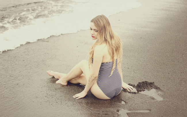 Обои картинки фото девушки, -unsort , блондинки, волны, море, купальник, девушка, лицо, взгляд