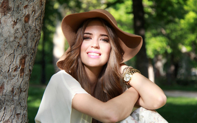 Обои картинки фото девушки, clara alonso, парк, деревья, часы, браслеты, улыбка, шляпа, клара, алонсо, модель