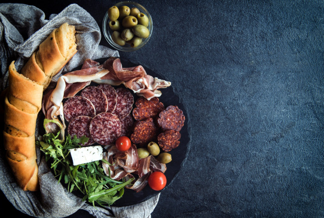 Обои картинки фото еда, разное, руккола, багет, колбаса, ветчина, оливки