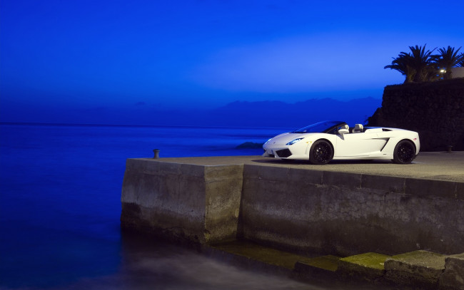 Обои картинки фото автомобили, lamborghini, набережная, море, кабриолет, белый, ламборгини