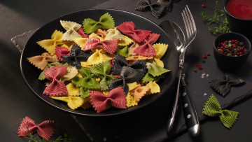 Картинка еда макароны +макаронные+блюда перец паста бантики разноцветные