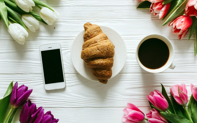 Обои картинки фото еда, кофе,  кофейные зёрна, тюльпаны, круассан, телефон