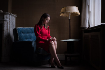Картинка девушки лидия+саводерова лидия саводерова модель женщины сидит красное платье брюнетка каблуки кресло в помещении