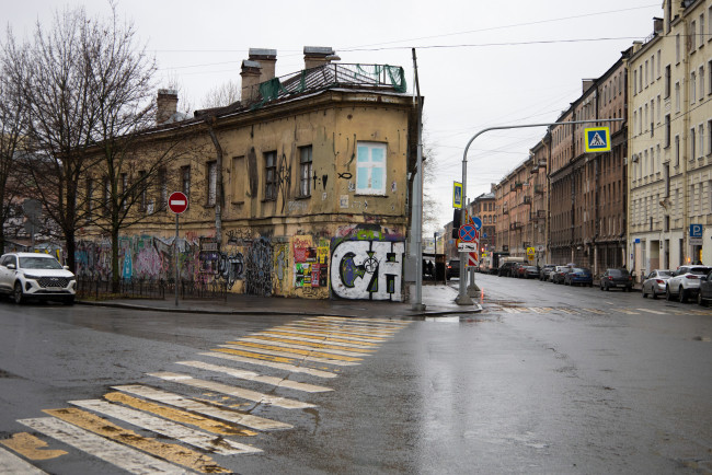 Обои картинки фото города, санкт-петербург,  петергоф , россия, санкт, петербург, граффити, пешеходный, переход, дорожный, знак, дорога, старое, здание, автомобиль, фотография