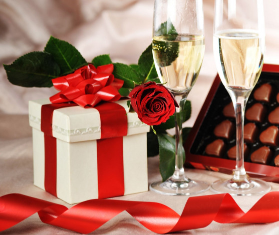 Обои картинки фото еда, напитки, вино, конфеты, роза, подарок, коробка, шампанское